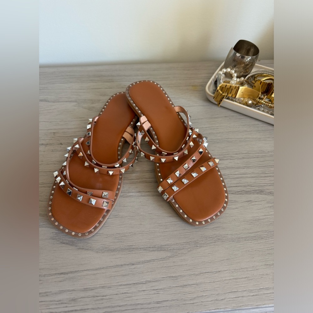 STUDDED STRAPPY SANDALS